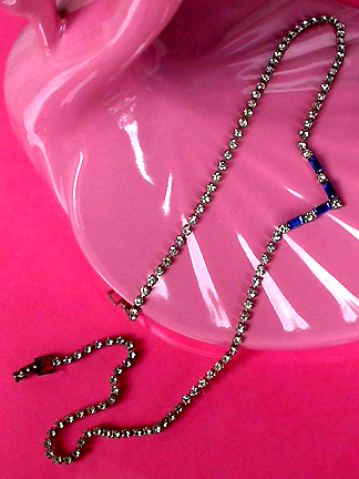 a beautiful vintage costume jewelry necklace unsigned