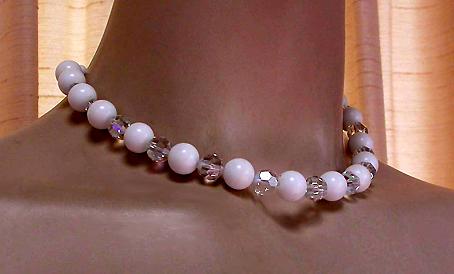 a beautiful vintage costume jewelry necklace unsigned