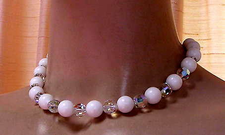 a beautiful vintage costume jewelry necklace unsigned