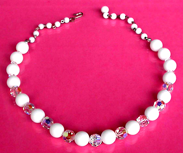 a beautiful vintage costume jewelry necklace unsigned