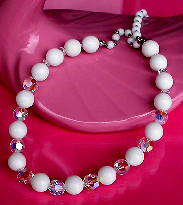 a beautiful vintage costume jewelry necklace unsigned