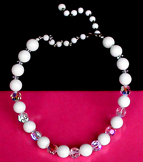 a beautiful vintage costume jewelry necklace unsigned