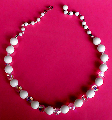 a beautiful vintage costume jewelry necklace unsigned