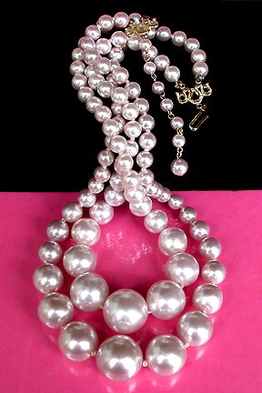 a beautiful vintage costume jewelry necklace unsigned