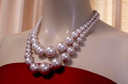 a beautiful vintage costume jewelry necklace unsigned