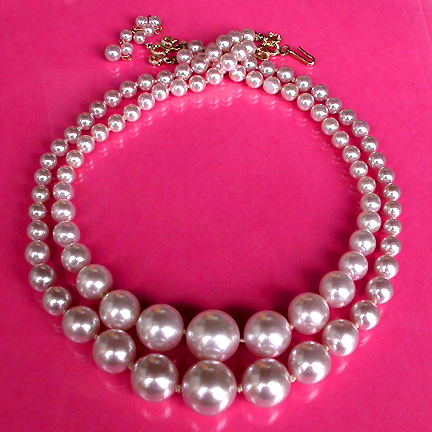 a beautiful vintage costume jewelry necklace unsigned