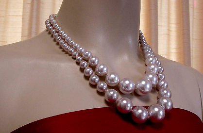 a beautiful vintage costume jewelry necklace unsigned