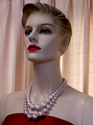 a beautiful vintage costume jewelry necklace unsigned