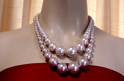 a beautiful vintage costume jewelry necklace unsigned