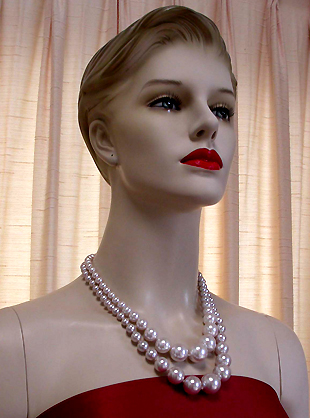 a beautiful vintage costume jewelry necklace unsigned