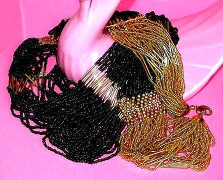 a beautiful vintage costume jewelry necklace unsigned