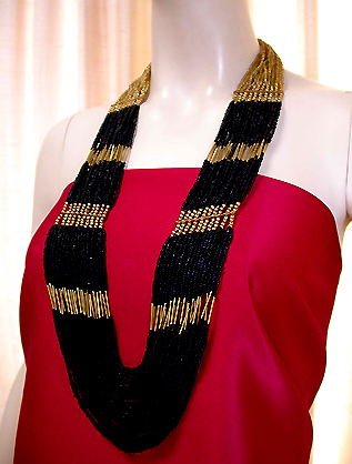 a beautiful vintage costume jewelry necklace unsigned
