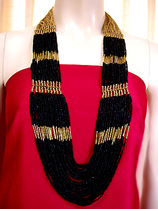 a beautiful vintage costume jewelry necklace unsigned