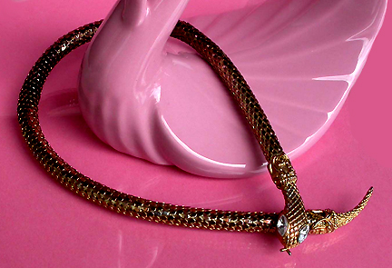 a beautiful vintage costume jewelry necklace unsigned