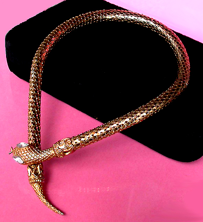 a beautiful vintage costume jewelry necklace unsigned