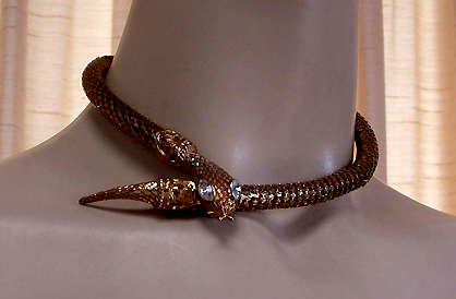 a beautiful vintage costume jewelry necklace unsigned