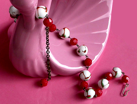 a beautiful vintage costume jewelry necklace unsigned