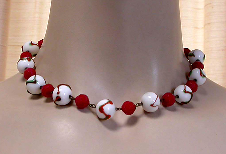 a beautiful vintage costume jewelry necklace unsigned