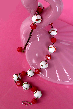a beautiful vintage costume jewelry necklace unsigned