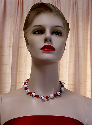a beautiful vintage costume jewelry necklace unsigned