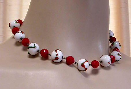 a beautiful vintage costume jewelry necklace unsigned