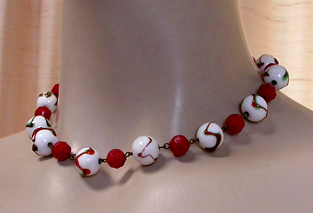 a beautiful vintage costume jewelry necklace unsigned
