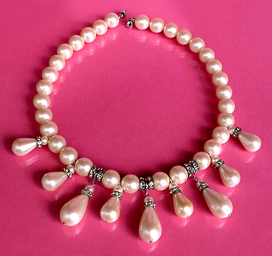 a beautiful vintage costume jewelry necklace unsigned