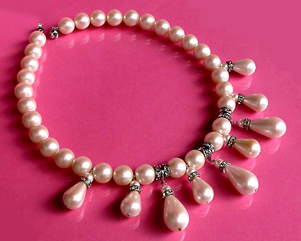 a beautiful vintage costume jewelry necklace unsigned