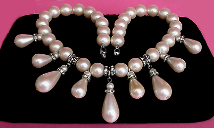 a beautiful vintage costume jewelry necklace unsigned