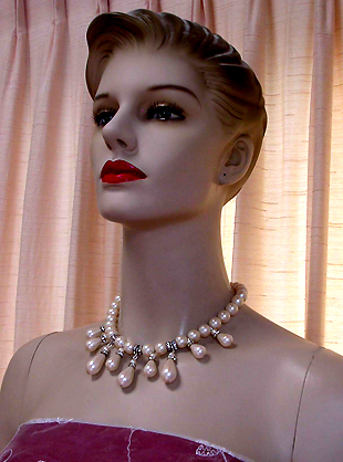 a beautiful vintage costume jewelry necklace unsigned