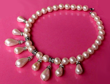 a beautiful vintage costume jewelry necklace unsigned