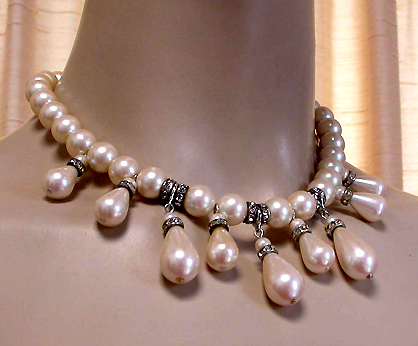 a beautiful vintage costume jewelry necklace unsigned