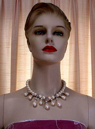 a beautiful vintage costume jewelry necklace unsigned