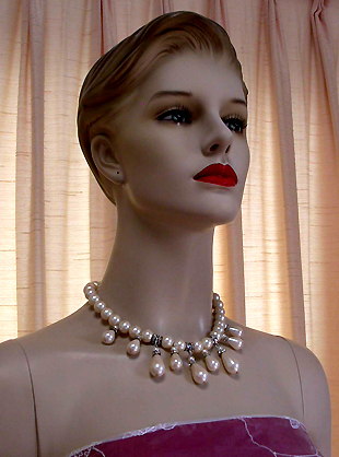a beautiful vintage costume jewelry necklace unsigned