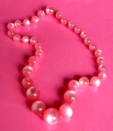 a beautiful vintage costume jewelry necklace unsigned