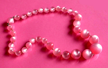 a beautiful vintage costume jewelry necklace unsigned