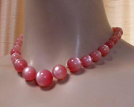 a beautiful vintage costume jewelry necklace unsigned