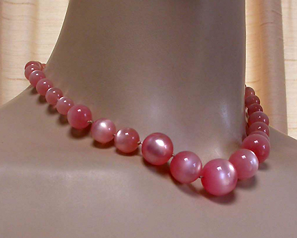 a beautiful vintage costume jewelry necklace unsigned