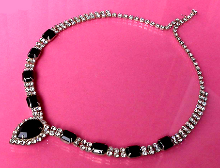a beautiful vintage costume jewelry necklace unsigned