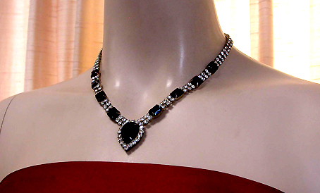 a beautiful vintage costume jewelry necklace unsigned