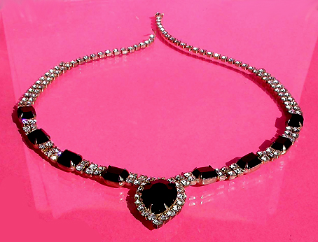 a beautiful vintage costume jewelry necklace unsigned