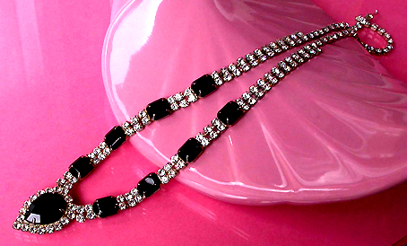 a beautiful vintage costume jewelry necklace unsigned
