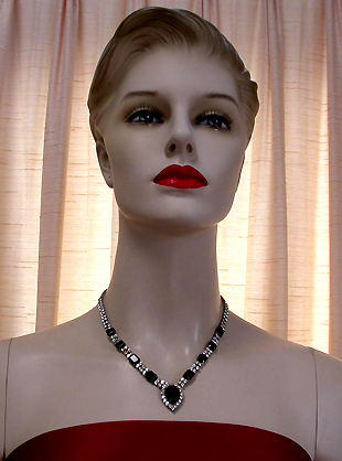 a beautiful vintage costume jewelry necklace unsigned