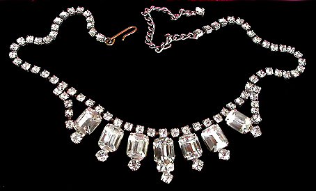 a beautiful vintage costume jewelry necklace unsigned