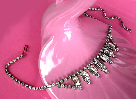 a beautiful vintage costume jewelry necklace unsigned