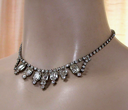 a beautiful vintage costume jewelry necklace unsigned