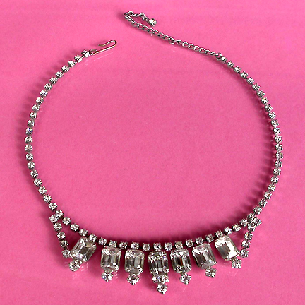 a beautiful vintage costume jewelry necklace unsigned