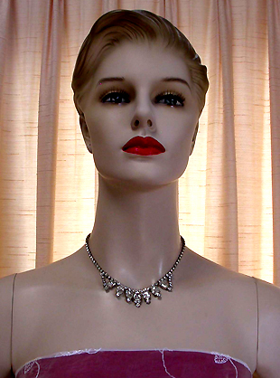 a beautiful vintage costume jewelry necklace unsigned