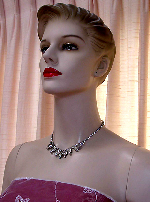 a beautiful vintage costume jewelry necklace unsigned