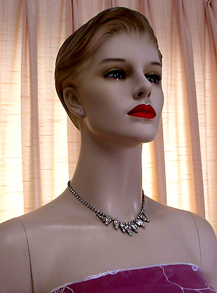 a beautiful vintage costume jewelry necklace unsigned